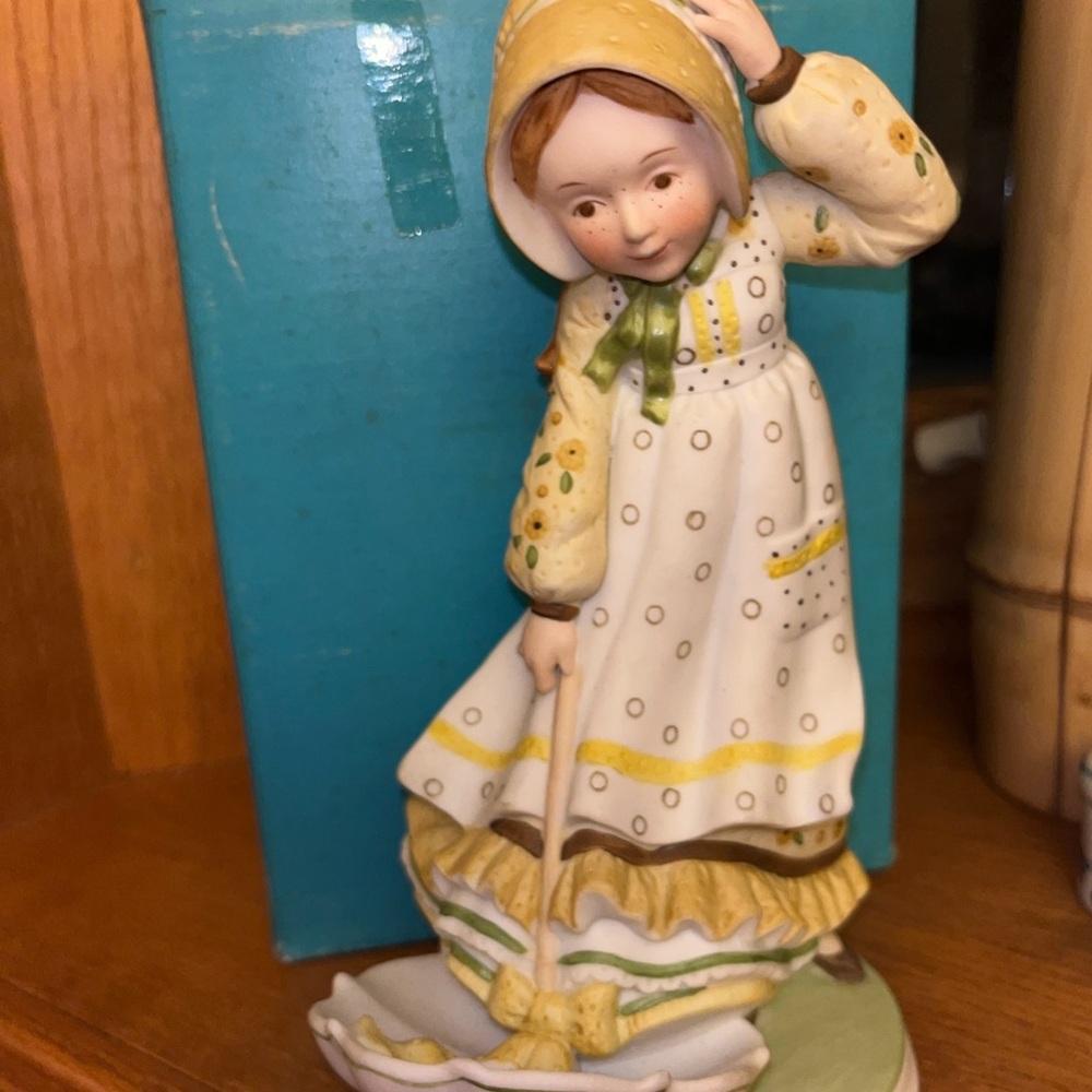 Holly Hobbie 1979 "Windy Weather " Figurine Limited Edition with Box